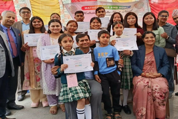 सडकमै गणित सिकाउँदै विद्यार्थी